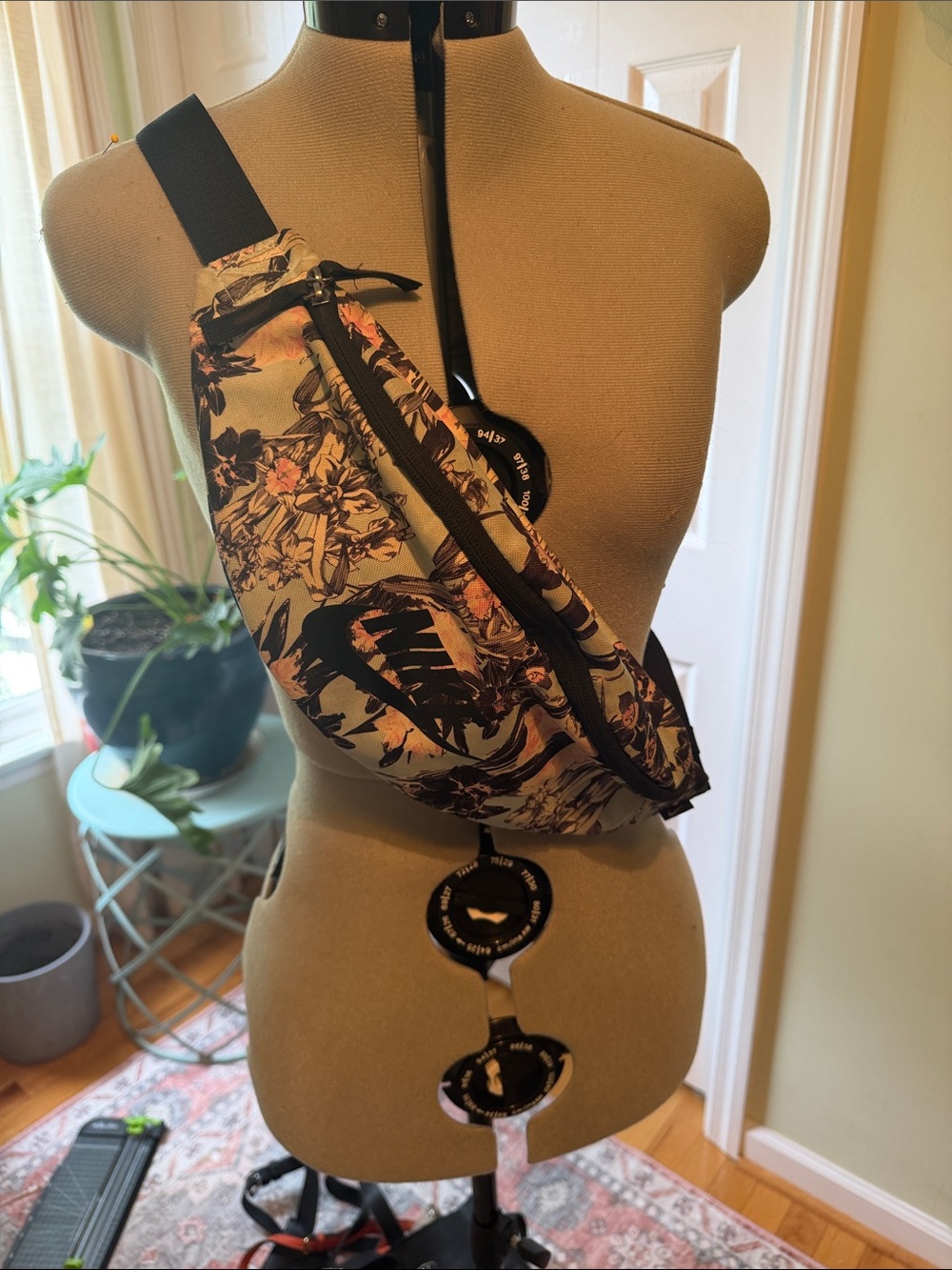 Nike Floral Print Crossbody / Hip Pack